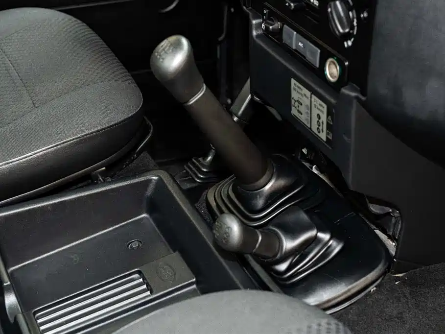 Land Rover Land Rover Defender 2.2L Diesel Euro-spec 2018 - thumbnail 14