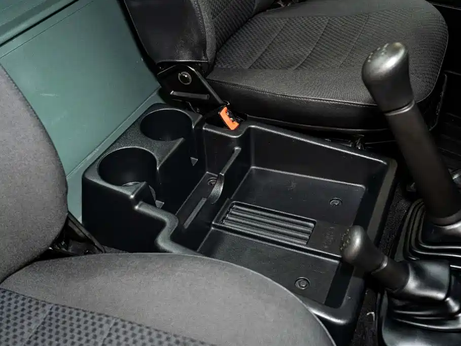 Land Rover Land Rover Defender 2.2L Diesel Euro-spec 2018 - thumbnail 15