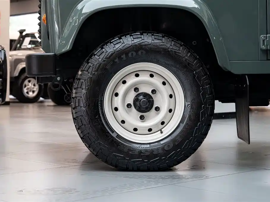Land Rover Land Rover Defender 2.2L Diesel Euro-spec 2018 - thumbnail 16