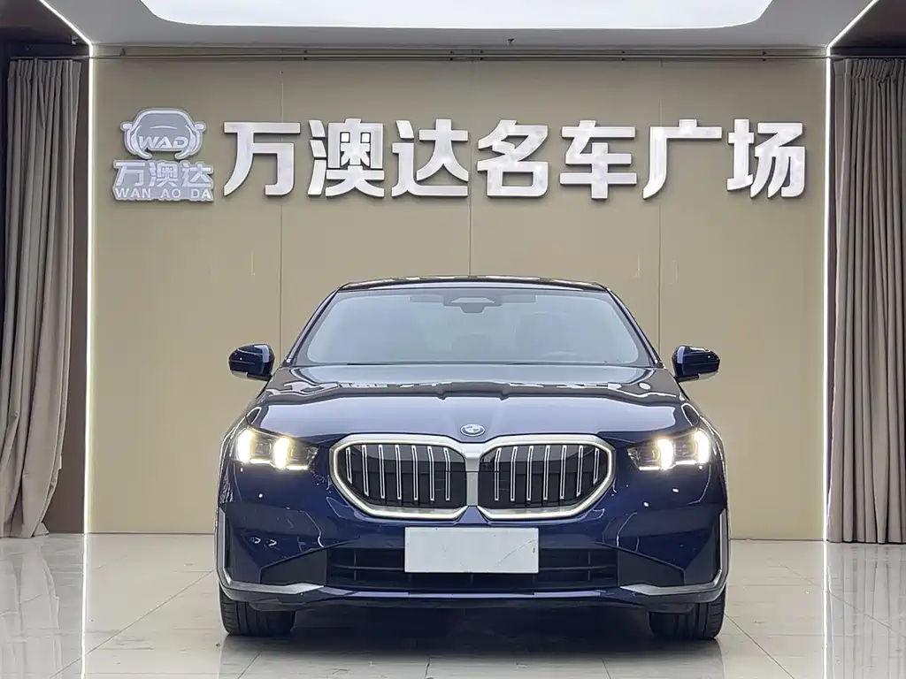 BMW BMW 5 Series 2024 530Li Luxury Package 2024 - thumbnail 2