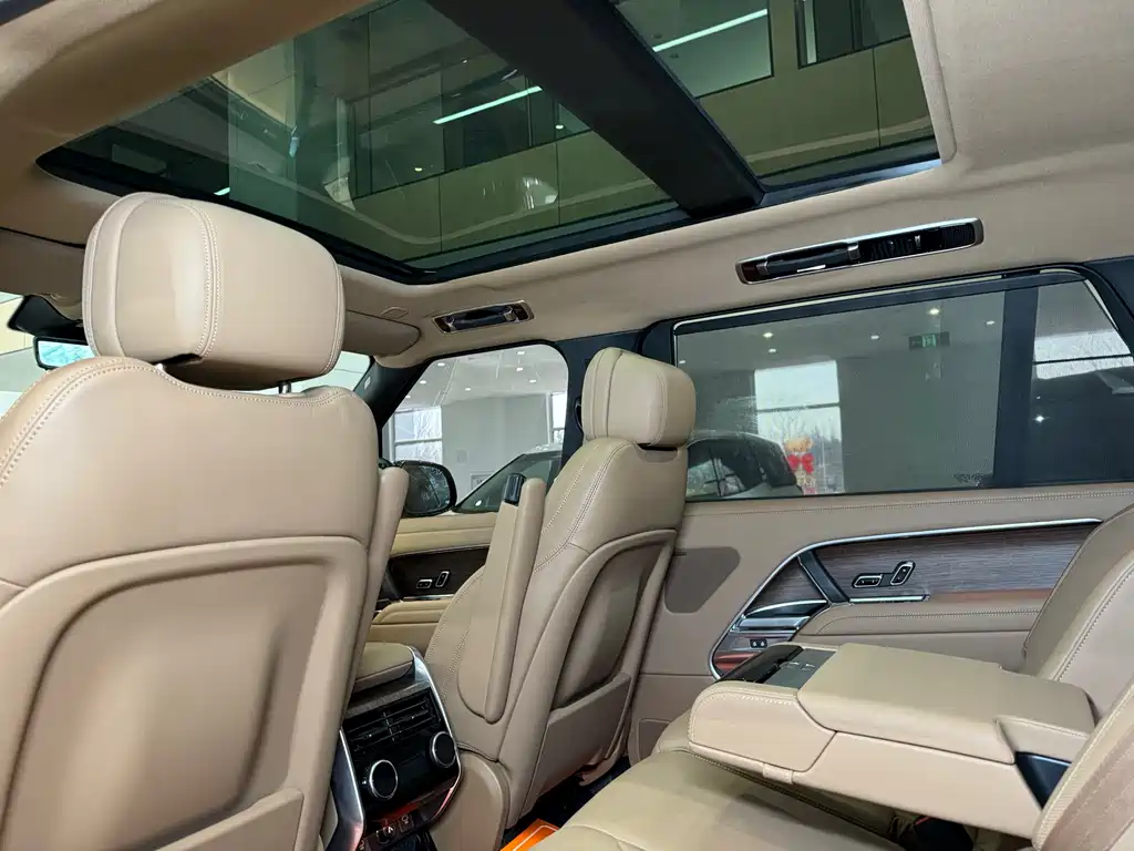 Land Rover Range Rover 2024 3.0 L6 400PS Vogue Long Wheelbase 7-seater 2024 - thumbnail 9