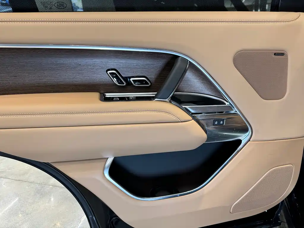 Land Rover Range Rover 2024 3.0 L6 400PS Vogue Long Wheelbase 7-seater 2024 - thumbnail 11
