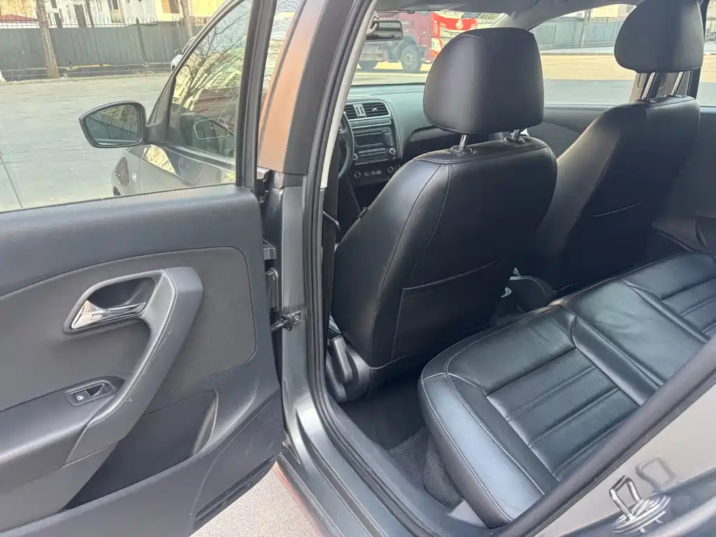 Volkswagen Volkswagen Polo 2011 1.6L Automatic Comfort Version 2011 - thumbnail 10