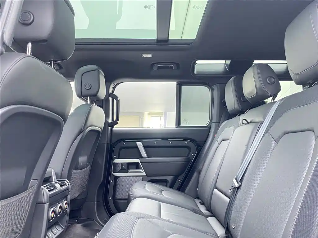 Land Rover Land Rover Defender 2024 110 3.0T P400 X-DYNAMIC HSE 2024 - thumbnail 6