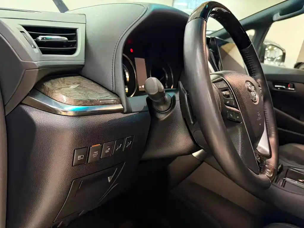 Toyota Alphard 2023 Crown Hybrid 2.5L HV Royal Edition 2023 - thumbnail 4