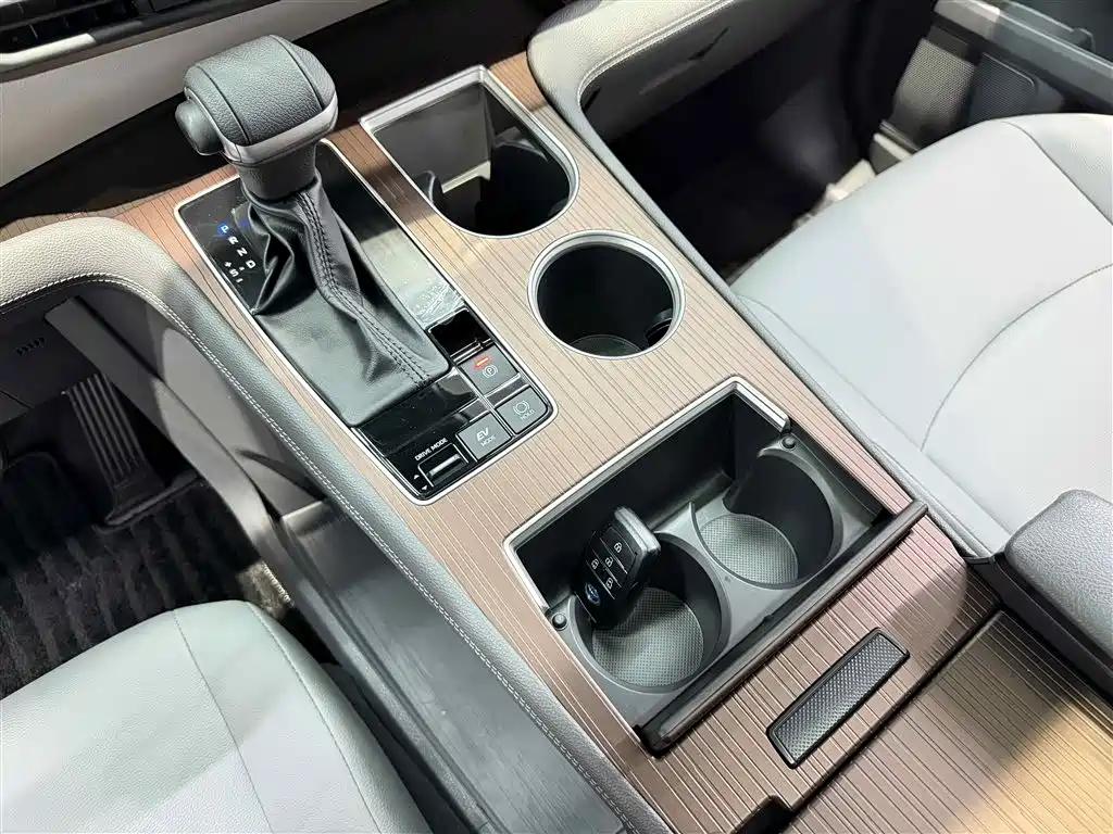 Toyota Toyota Granvia 2023 2.5L Hybrid Comfort Edition 2024 - thumbnail 9