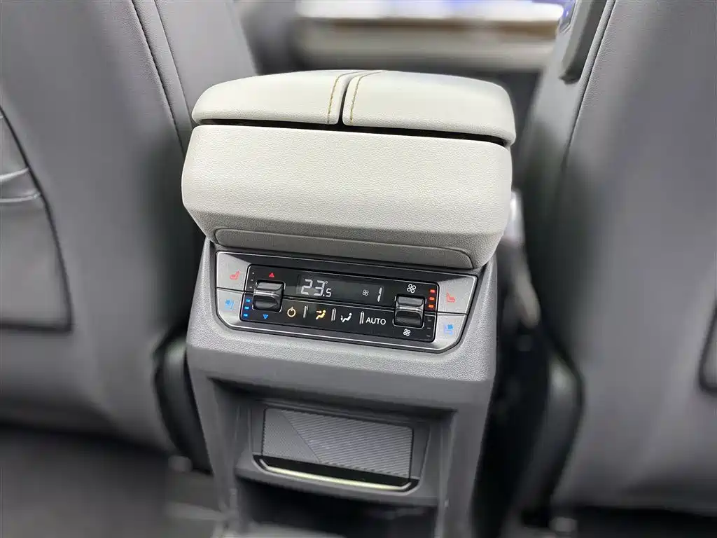 Ford Ford Edge 2023 Edge L 2.0T EcoBoost AWD 7-seater Premium Edition 2024 - thumbnail 27
