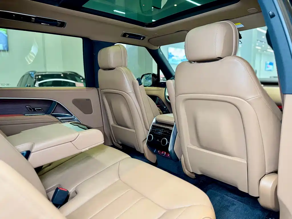 Land Rover Range Rover 2024 3.0 L6 400PS Vogue Long Wheelbase 7-seater 2024 - thumbnail 12
