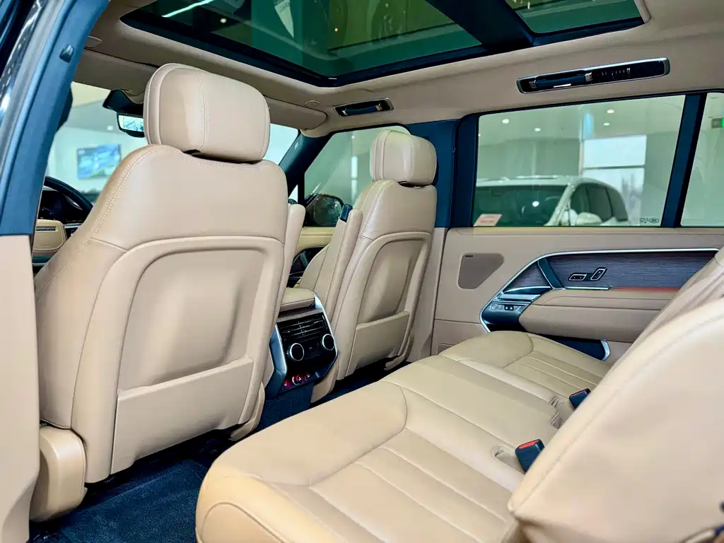 Land Rover Range Rover 2024 3.0 L6 400PS Vogue Long Wheelbase 7-seater 2024 - thumbnail 13