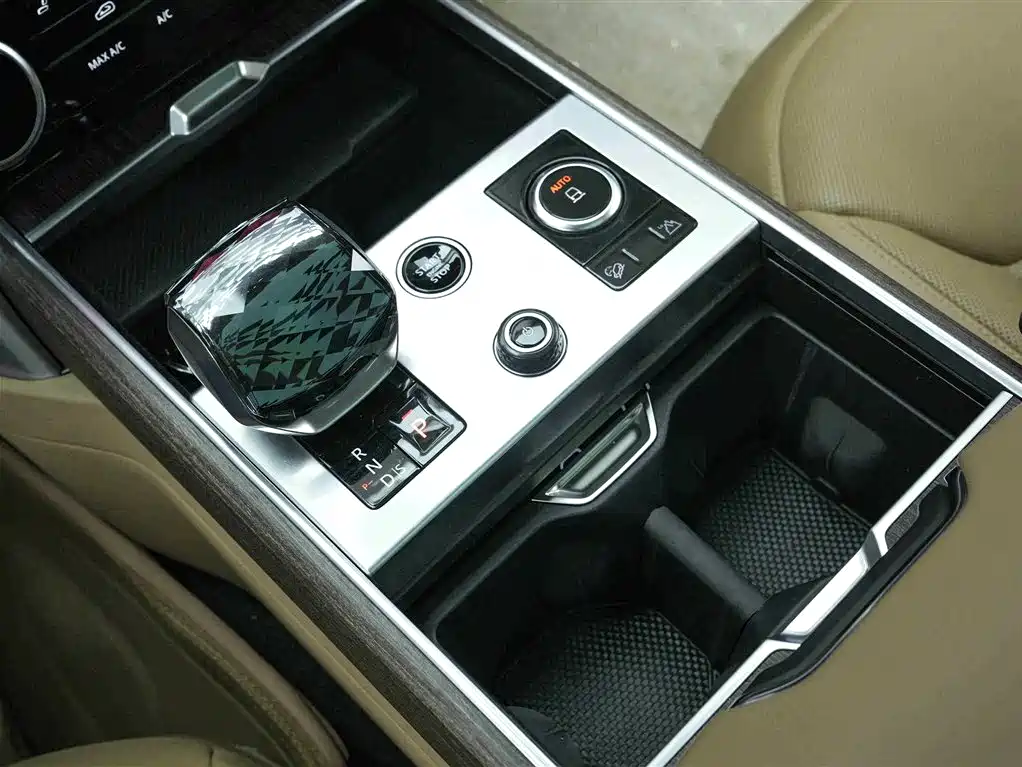 Land Rover Range Rover 2023 3.0 L6 400PS Vogue SE 7-Seat Long Wheelbase 2023 - thumbnail 10