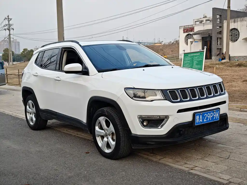 Jeep Jeep Cherokee 2017 200T Automatic Family Enjoyment Edition 2018 - thumbnail 3