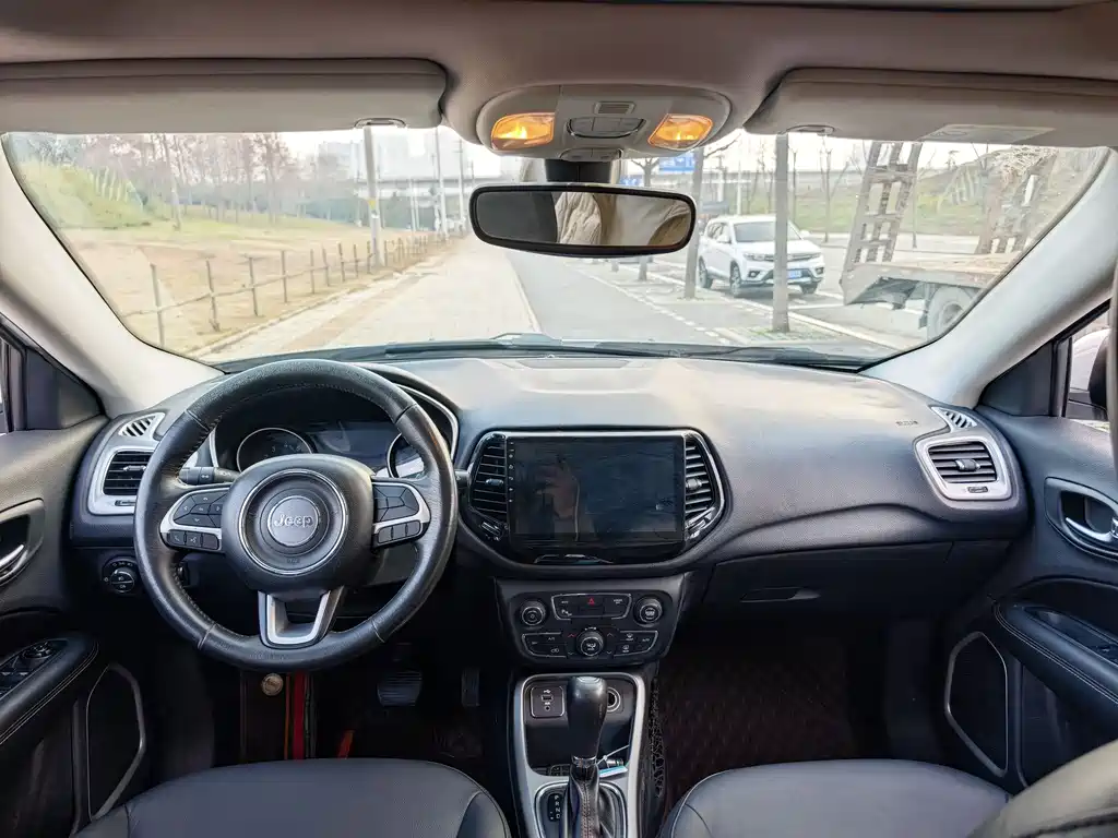 Jeep Jeep Cherokee 2017 200T Automatic Family Enjoyment Edition 2018 - thumbnail 5