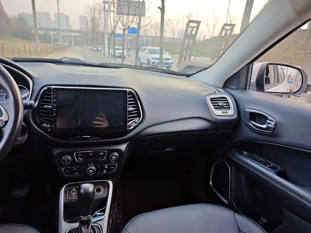 Jeep Jeep Cherokee 2017 200T Automatic Family Enjoyment Edition 2018 - thumbnail 9