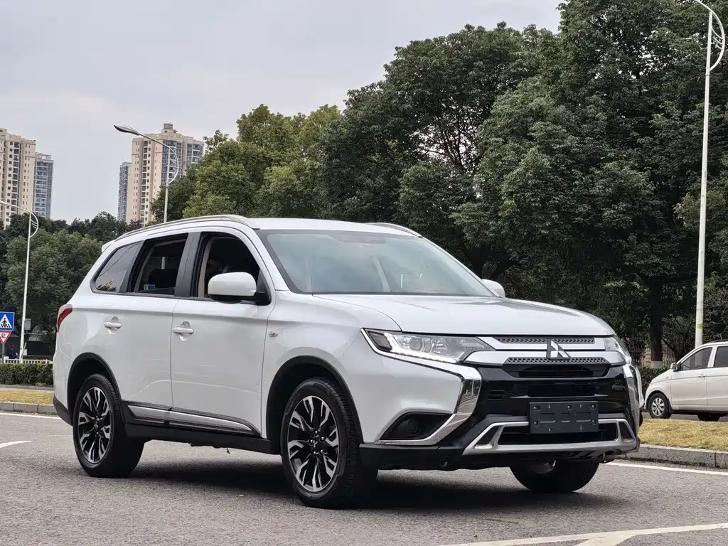 Mitsubishi Outlander 2020 2.0L 2WD Comfort Edition 5-seater 2021 - thumbnail 3