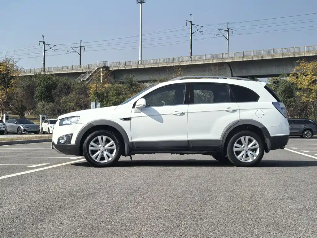 Chevrolet Chevrolet Captiva 2014 2.4L AWD Flagship Edition 7-seater 2015 - thumbnail 3
