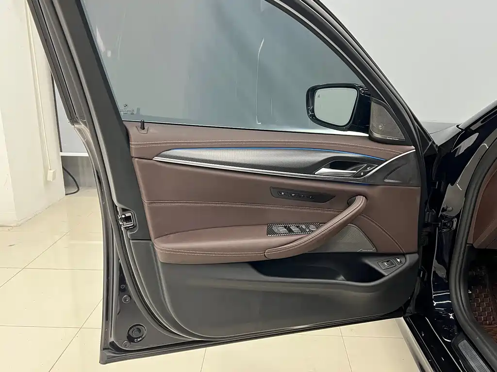 BMW BMW 5 Series Hybrid 2021 Model 535Le Pioneer Edition M Sport Package 2021 - thumbnail 5