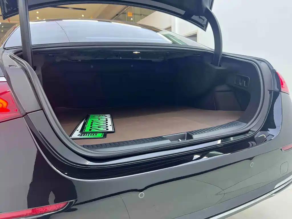 Mercedes-Benz Mercedes-Benz E-Class 2024 E 350 e L Plug-in Hybrid Sedan 2025 - thumbnail 9