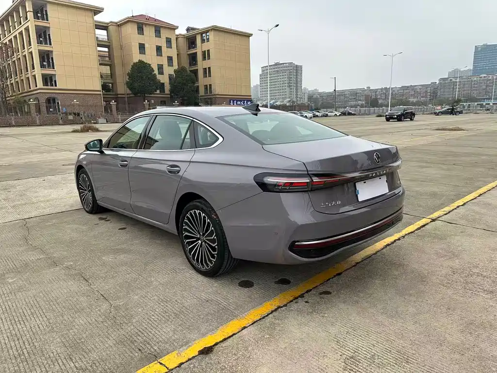 Volkswagen Passat 2025 Model Distinguished 380TSI Dragon Edition 2024 - thumbnail 4
