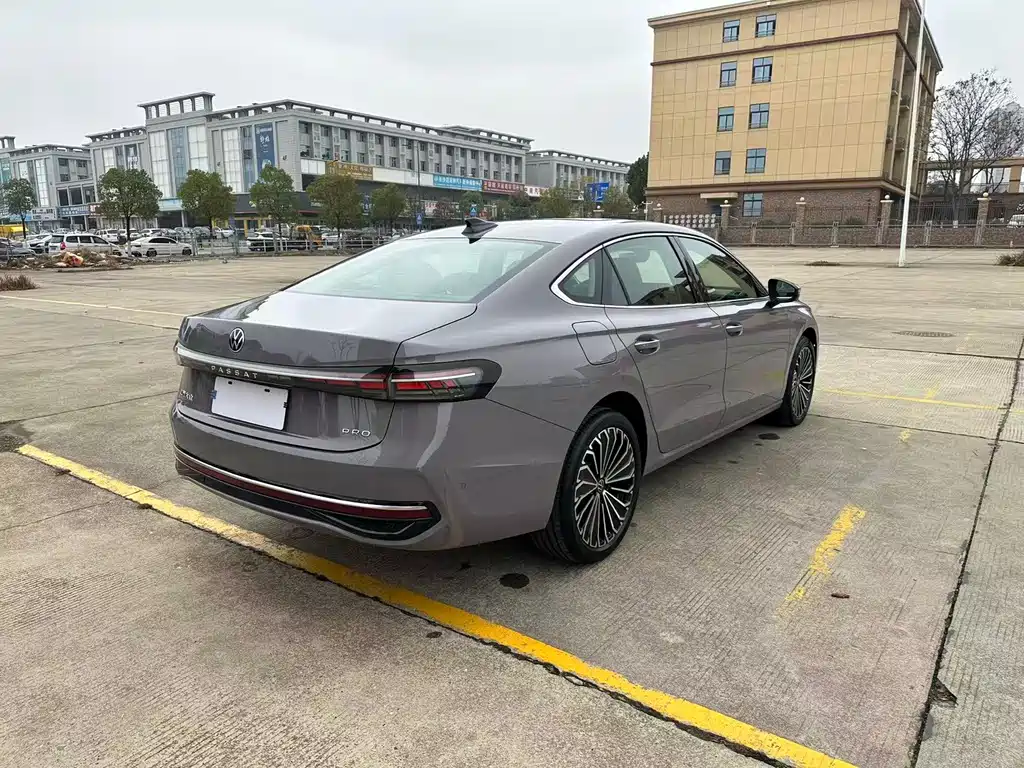 Volkswagen Passat 2025 Model Distinguished 380TSI Dragon Edition 2024 - thumbnail 5