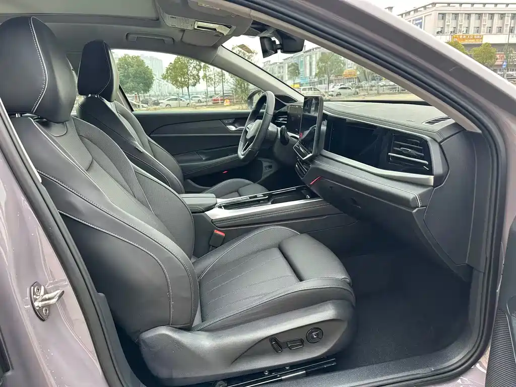 Volkswagen Passat 2025 Model Distinguished 380TSI Dragon Edition 2024 - thumbnail 9