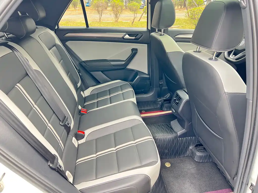 Volkswagen T-ROC 2023 300TSI DSG Front-Wheel Drive Morning Light Edition 2023 - thumbnail 19