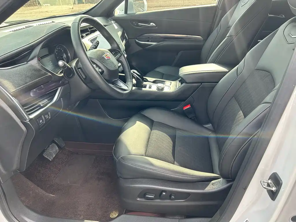 Cadillac Cadillac XT4 2021 28T FWD Technology Edition 2021 - thumbnail 6