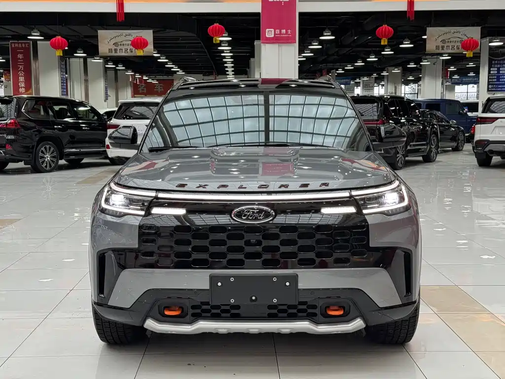 Ford Ford Explorer 2024 2.3T EcoBoost昆仑巅峰版 6座  Note: The "昆仑巅峰版" (Kunlun Peak Edition) appears to be a special edition name that may not have an official international translation, so it's kept in Chinese characters as it might be marketed specifically under that name in certain regions. However, if you need a fully English translated version, it would be:  Ford Explorer 2024 2.3T EcoBoost Kunlun Peak Edition 6-seat 2025 - thumbnail 3