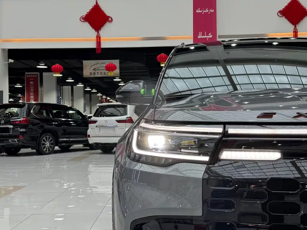 Ford Ford Explorer 2024 2.3T EcoBoost昆仑巅峰版 6座  Note: The "昆仑巅峰版" (Kunlun Peak Edition) appears to be a special edition name that may not have an official international translation, so it's kept in Chinese characters as it might be marketed specifically under that name in certain regions. However, if you need a fully English translated version, it would be:  Ford Explorer 2024 2.3T EcoBoost Kunlun Peak Edition 6-seat 2025 - thumbnail 4