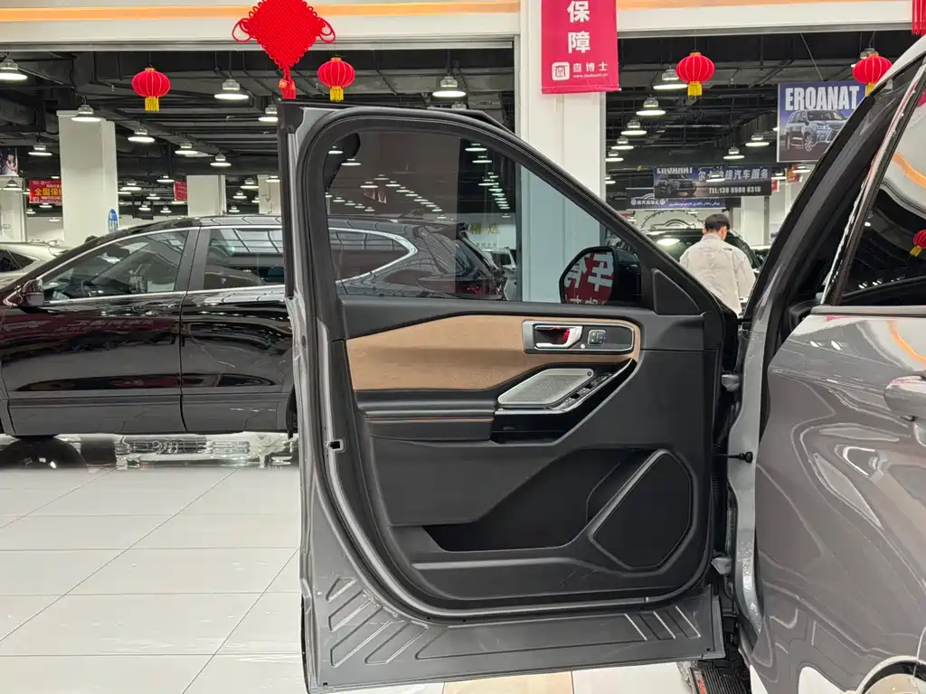 Ford Ford Explorer 2024 2.3T EcoBoost昆仑巅峰版 6座  Note: The "昆仑巅峰版" (Kunlun Peak Edition) appears to be a special edition name that may not have an official international translation, so it's kept in Chinese characters as it might be marketed specifically under that name in certain regions. However, if you need a fully English translated version, it would be:  Ford Explorer 2024 2.3T EcoBoost Kunlun Peak Edition 6-seat 2025 - thumbnail 5