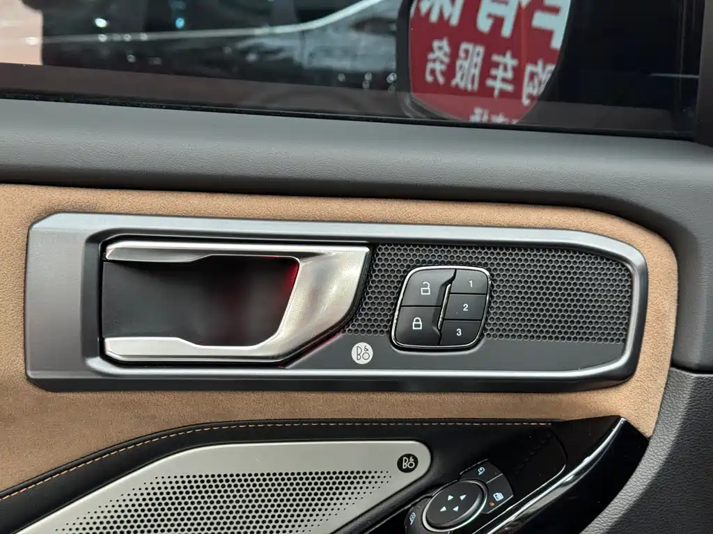Ford Ford Explorer 2024 2.3T EcoBoost昆仑巅峰版 6座  Note: The "昆仑巅峰版" (Kunlun Peak Edition) appears to be a special edition name that may not have an official international translation, so it's kept in Chinese characters as it might be marketed specifically under that name in certain regions. However, if you need a fully English translated version, it would be:  Ford Explorer 2024 2.3T EcoBoost Kunlun Peak Edition 6-seat 2025 - thumbnail 8