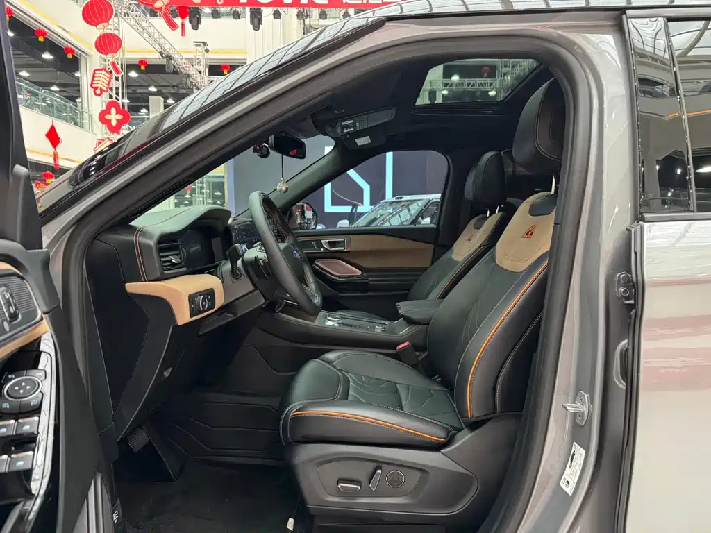 Ford Ford Explorer 2024 2.3T EcoBoost昆仑巅峰版 6座  Note: The "昆仑巅峰版" (Kunlun Peak Edition) appears to be a special edition name that may not have an official international translation, so it's kept in Chinese characters as it might be marketed specifically under that name in certain regions. However, if you need a fully English translated version, it would be:  Ford Explorer 2024 2.3T EcoBoost Kunlun Peak Edition 6-seat 2025 - thumbnail 10