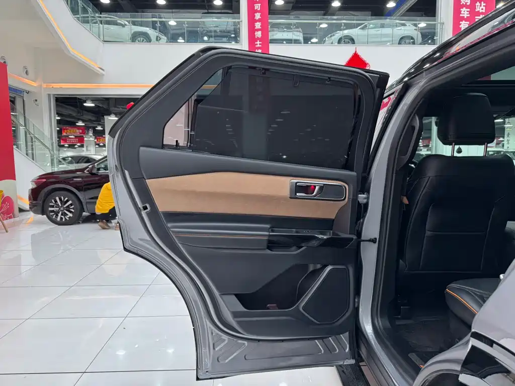 Ford Ford Explorer 2024 2.3T EcoBoost昆仑巅峰版 6座  Note: The "昆仑巅峰版" (Kunlun Peak Edition) appears to be a special edition name that may not have an official international translation, so it's kept in Chinese characters as it might be marketed specifically under that name in certain regions. However, if you need a fully English translated version, it would be:  Ford Explorer 2024 2.3T EcoBoost Kunlun Peak Edition 6-seat 2025 - thumbnail 15