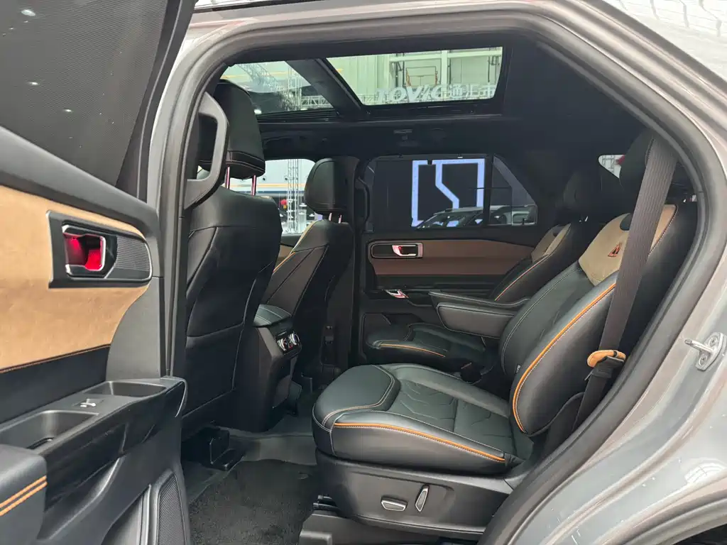 Ford Ford Explorer 2024 2.3T EcoBoost昆仑巅峰版 6座  Note: The "昆仑巅峰版" (Kunlun Peak Edition) appears to be a special edition name that may not have an official international translation, so it's kept in Chinese characters as it might be marketed specifically under that name in certain regions. However, if you need a fully English translated version, it would be:  Ford Explorer 2024 2.3T EcoBoost Kunlun Peak Edition 6-seat 2025 - thumbnail 16