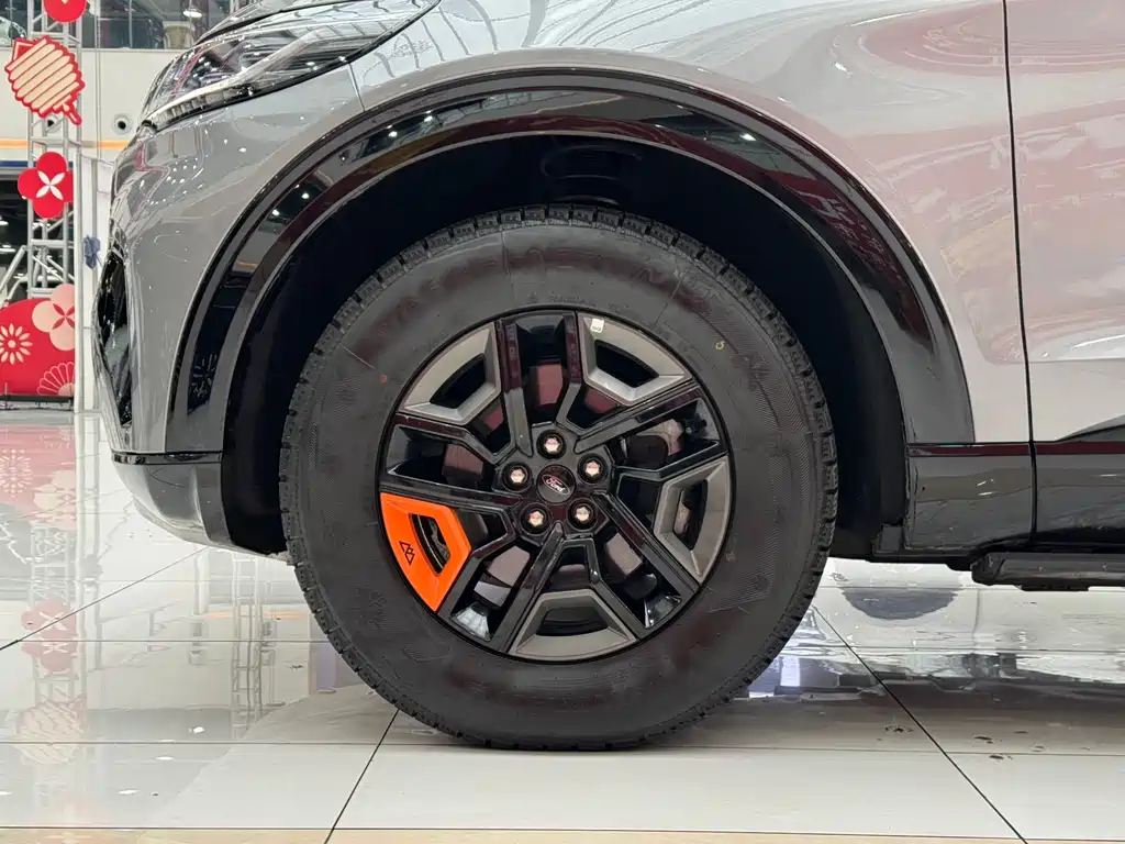 Ford Ford Explorer 2024 2.3T EcoBoost昆仑巅峰版 6座  Note: The "昆仑巅峰版" (Kunlun Peak Edition) appears to be a special edition name that may not have an official international translation, so it's kept in Chinese characters as it might be marketed specifically under that name in certain regions. However, if you need a fully English translated version, it would be:  Ford Explorer 2024 2.3T EcoBoost Kunlun Peak Edition 6-seat 2025 - thumbnail 17