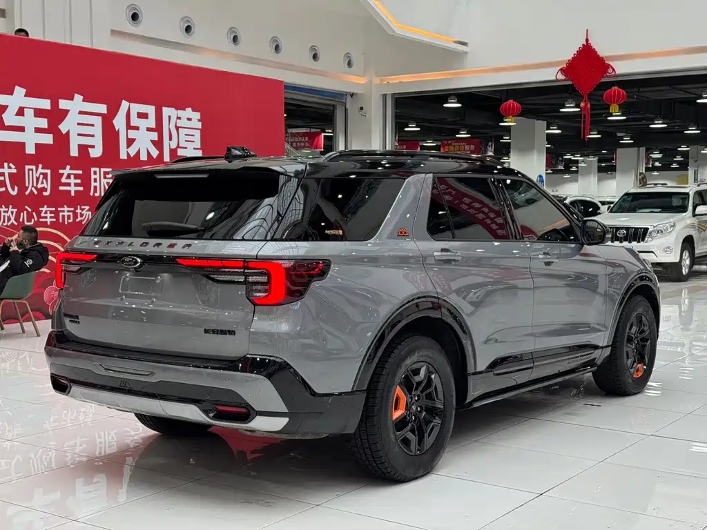 Ford Ford Explorer 2024 2.3T EcoBoost昆仑巅峰版 6座  Note: The "昆仑巅峰版" (Kunlun Peak Edition) appears to be a special edition name that may not have an official international translation, so it's kept in Chinese characters as it might be marketed specifically under that name in certain regions. However, if you need a fully English translated version, it would be:  Ford Explorer 2024 2.3T EcoBoost Kunlun Peak Edition 6-seat 2025 - thumbnail 20