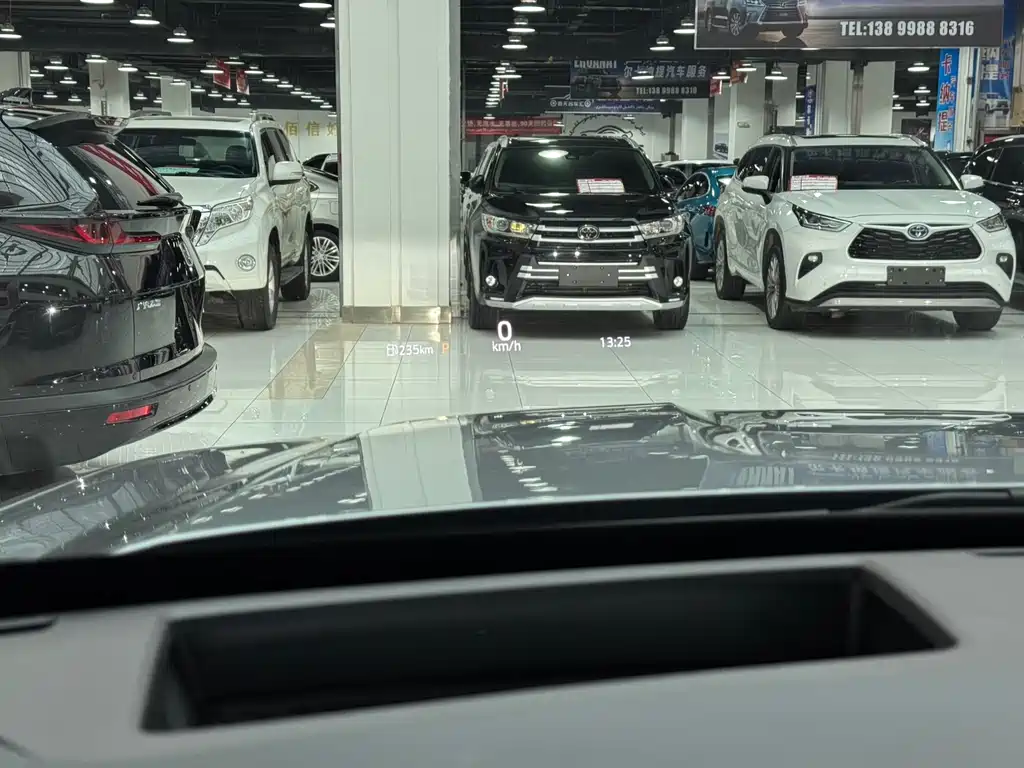 Ford Ford Explorer 2024 2.3T EcoBoost昆仑巅峰版 6座  Note: The "昆仑巅峰版" (Kunlun Peak Edition) appears to be a special edition name that may not have an official international translation, so it's kept in Chinese characters as it might be marketed specifically under that name in certain regions. However, if you need a fully English translated version, it would be:  Ford Explorer 2024 2.3T EcoBoost Kunlun Peak Edition 6-seat 2025 - thumbnail 23