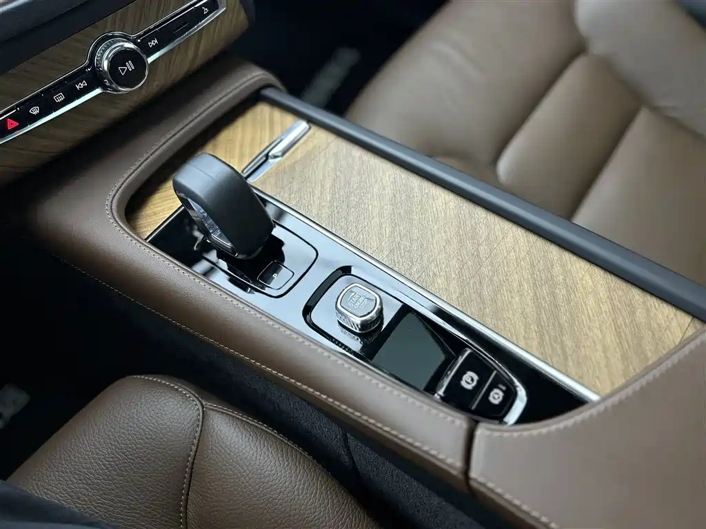 Volvo Volvo XC90 2023 B5 Momentum Luxury 5-seat 2023 - thumbnail 9