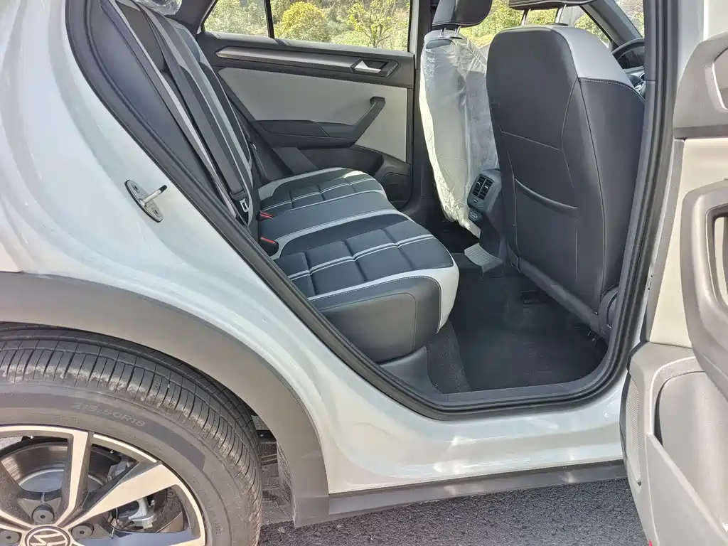 Volkswagen T-ROC 2025 Model Year Facelift Two 300TSI DSG Front-Wheel Drive Dawn Edition 2026 - thumbnail 16