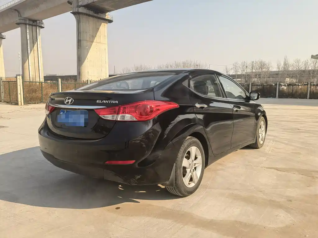 Hyundai Elantra 2012 1.6L Manual Leading Edition 2013 - thumbnail 4