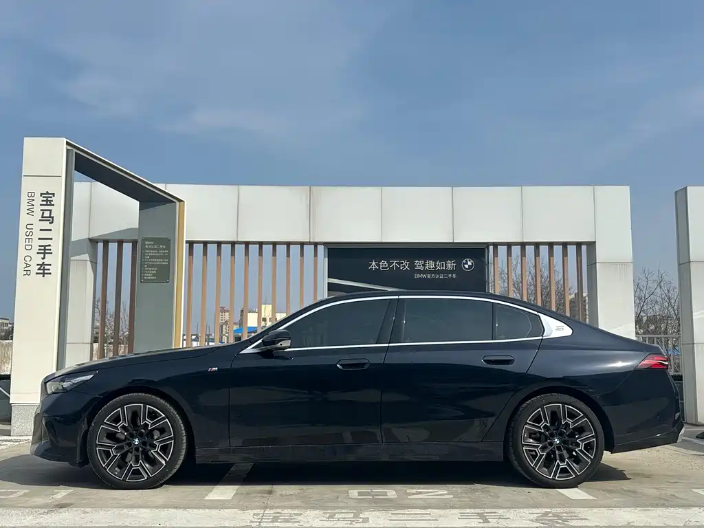 BMW BMW 5 Series 2025 530Li Premium M Sport Package 2025 - thumbnail 4