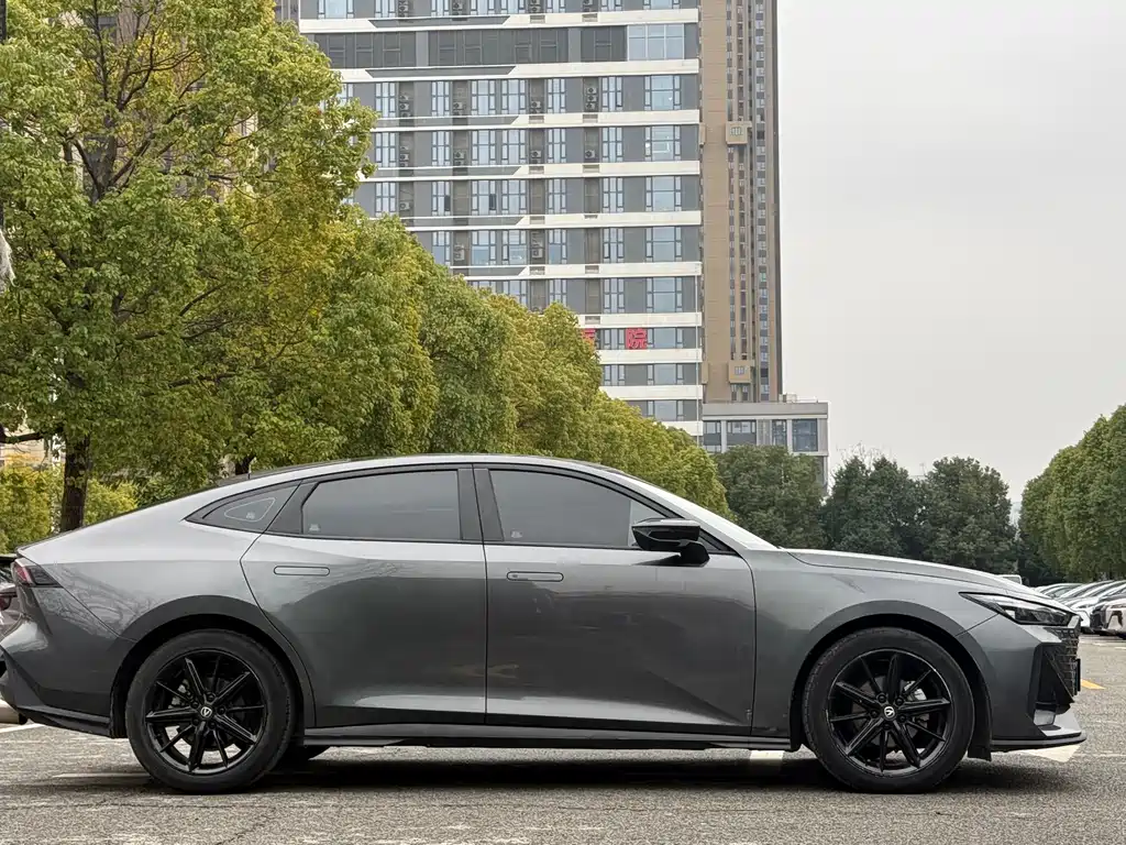 Changan Changan UNI-V 2023 1.5T Premium Edition 2023 - thumbnail 4