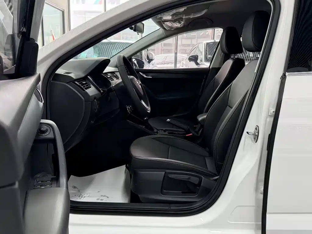Skoda Škoda Octavia 2021 1.5L Automatic Comfort Edition 2021 - thumbnail 5