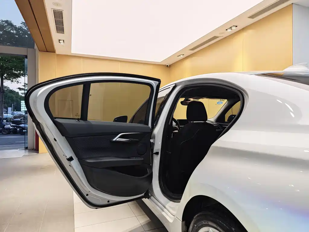 BMW BMW 1 Series 2018 118i Fashion Edition 2018 - thumbnail 21