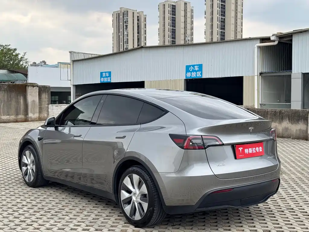 Tesla Model Y 2022 Rear-Wheel Drive Version 2023 - thumbnail 8