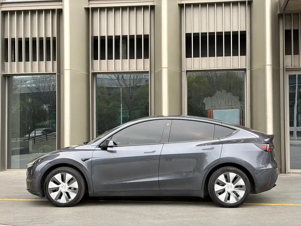 Tesla Model Y Long Range All-Wheel Drive 2022 Refresh 2023 - thumbnail 2