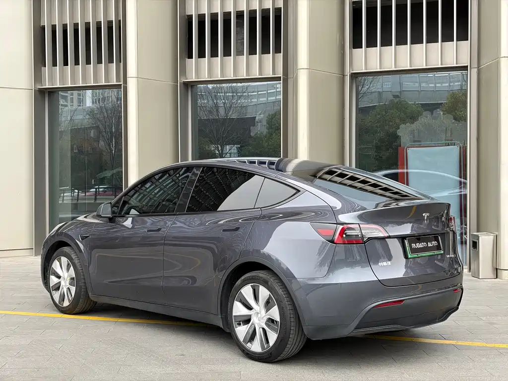 Tesla Model Y Long Range All-Wheel Drive 2022 Refresh 2023 - thumbnail 3