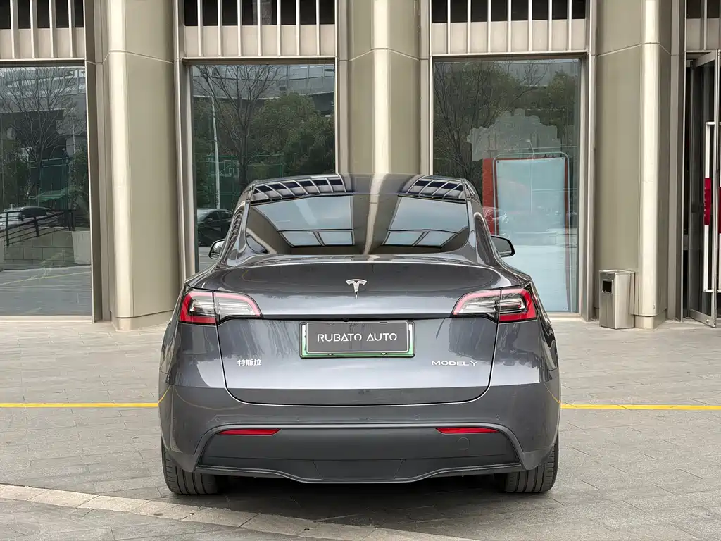 Tesla Model Y Long Range All-Wheel Drive 2022 Refresh 2023 - thumbnail 4