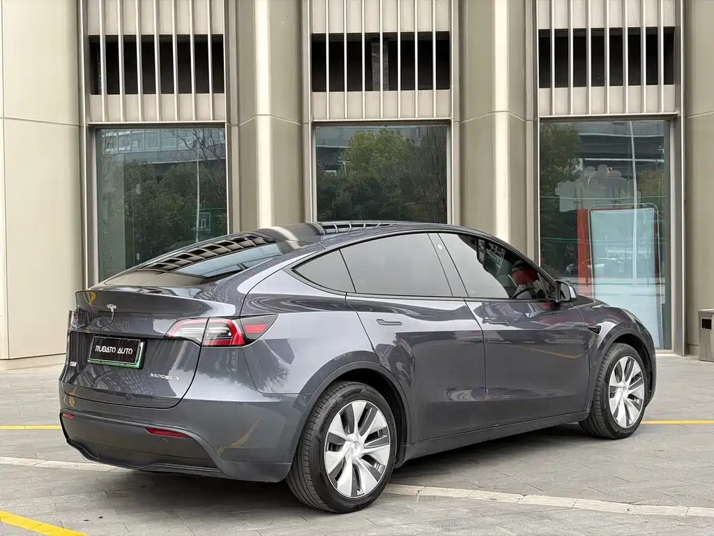 Tesla Model Y Long Range All-Wheel Drive 2022 Refresh 2023 - thumbnail 5