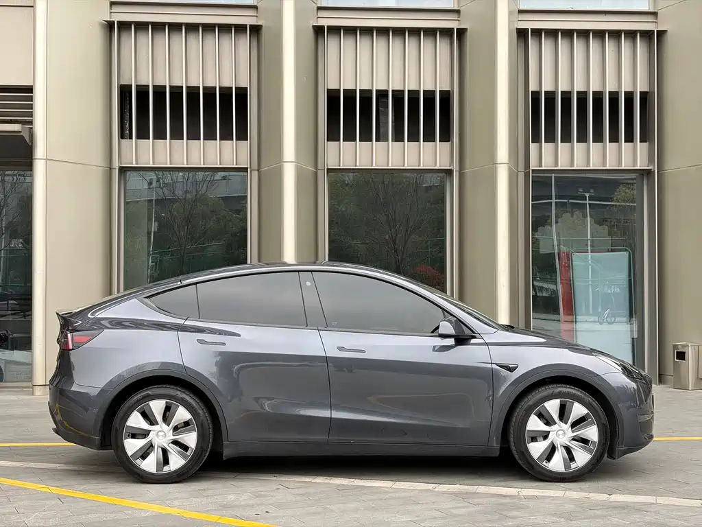 Tesla Model Y Long Range All-Wheel Drive 2022 Refresh 2023 - thumbnail 6