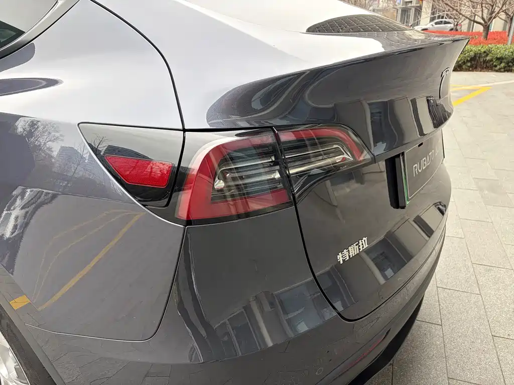 Tesla Model Y Long Range All-Wheel Drive 2022 Refresh 2023 - thumbnail 9